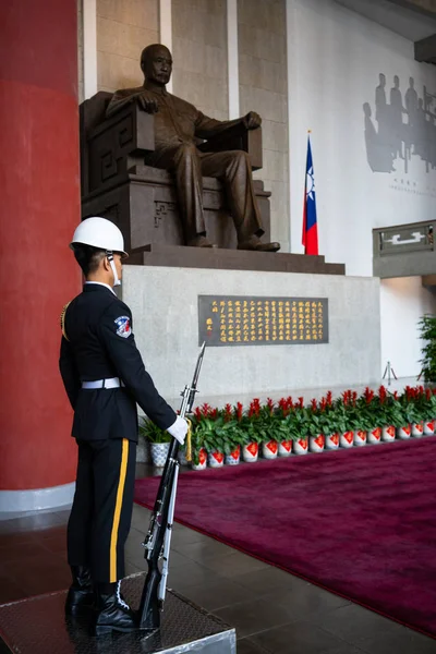 12 Şubat 2018, Taipei Tayvan: onur muhafız tüfek ve süngü Sun Yat Sen Sun Yat-Sen memorial Hall Taipei Tayvan heykeli önünde