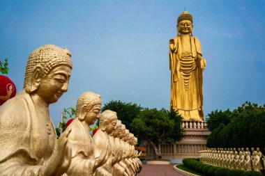 Yakın çekim görünümü dev büyük Buda heykeli Fo Guang Shan Manastırı Kaohsiung Tayvan, arka planda ve altın Buddha statue