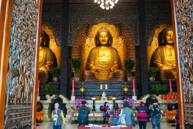 22 Şubat 2018, Kaohsiung Tayvan: üç Buddha ve insanlar ana tapınak Sangha Fo Guang Shan manastır Kaohsiung Tayvan, dua