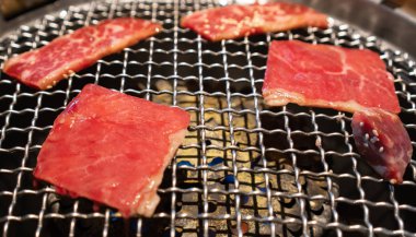 Yakiniku Japon Barbekü kırmızı ham sığır eti pişirme