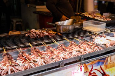 Kalamar Dihua jie sokak pazarında Taipei Tayvan pişirme ile mürekkep balığı şiş durak
