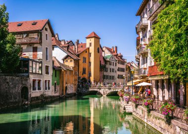 7 Ağustos 2018, Annecy Fransa: Annecy eski kasaba cityscape ve Thiou nehir manzarası ve köprü