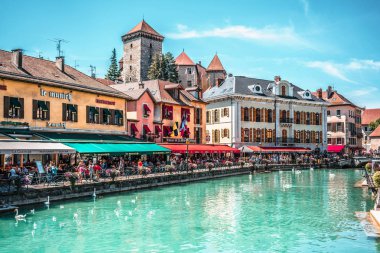 7 Ağustos 2018, Annecy Fransa: Thiou Riverside ve sokak görünümü tam turist Annecy HDR