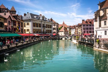 7 Ağustos 2018, Annecy Fransa: Annecy cityscape wih Thiou nehir görünümü Köprüsü ve palais de l Isle of bakcground içinde