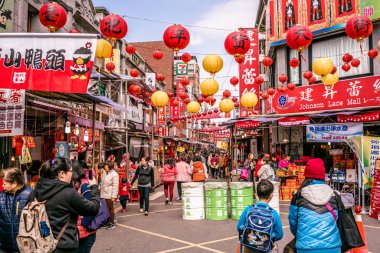 Eski Dihua jie cadde görünümü içinde Taipei Taiw insanlarla dolu alışveriş