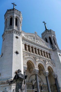 Notre-dame de Fourviere Bazilikası'na cephe görünümü ve Lyon Jean-Paul II heykeli arkası Fransa