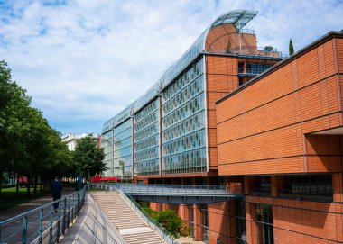 3 Ağustos 2018, Lyon Fransa: Cite Internationale veya mimar Renzo Piano Lyon tarafından uluslararası şehir dış görünümünü Fransa