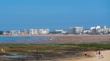 Ana Grande plaj manzarası ve Les Sables d Olonne cityscape Vendee Fransa