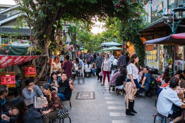 20 Şubat 2018, Tainan Tayvan: Tainan Tayvan insanlar ile yaya Fuzhong sokak görünümü