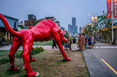 23 Şubat 2018, Kaohsiung Tayvan: Pier 2 sanat ilçe cadde görünümü ile kırmızı köpek heykel Kaohsiung Tayvan