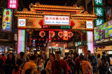 Taipei Tayvan, 17 Şubat 2018: cadde görünümü Raohe sokak gıda Gece Pazarı'na tam insanlar ve giriş kapısı Taipei Tayvan