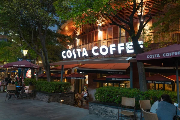 Cafetería Costa con nombre y terraza por la noche en Wuhan Tiandi — Foto de Stock