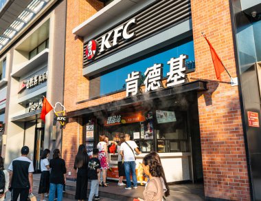 4 Ekim 2018, Wuhan Çin: dış Kfc Restoran insanlar Çin ve bayrak ile
