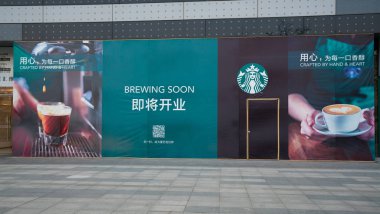 6 Ekim 2018, Wuhan Çin: inşaat ve yakında yakında bira Wuhan Çin'sloganı ile Starbucks kahve açma altında