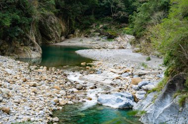 Nehir manzaralı taroko gorge Ulusal Parkı Hualien Tayvan yılında Shakadang izi boyunca mermer taşlarla