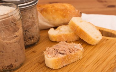 Ev yapımı Rillettes Fransız et yayılmış bir baget ekmek closeup domuz etinin yapılmış