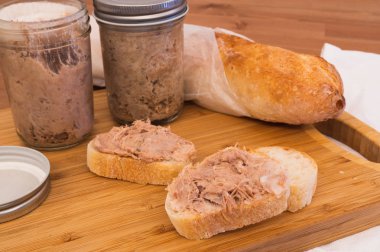 Ev yapımı Rillettes Fransız et yayılmış bir baget ekmek üzerinde domuz eti yapılır