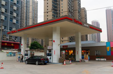 13 Ekim 2018, Wuhan Çin: Orta Wuhan Şehir Çin'in toplam benzin istasyonunda