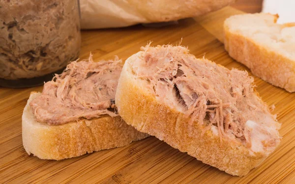 İki ev yapımı Rillettes Fransız et yayılan domuz vurdu bir baget ekmek makro üzerinde yapılmış