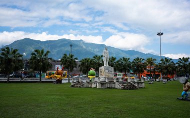 Hualien Tren İstasyonu park önünde Tren İstasyonu ve m