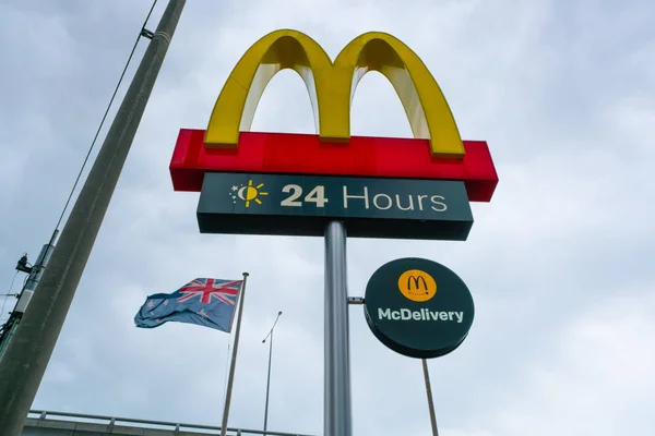 2019 멜버른 호주에서 백그라운드에서 국기와 맥도날드 레스토랑 로그인 — 스톡 사진