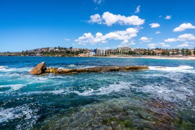 Sydney görünümünde Pasifik Okyanusu güzel göze çarpan kayalar ve Nsw Avustralya arka planda Coogee beach
