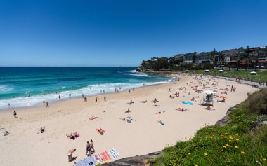 24 Aralık 2018, Bronte Sydney Australia: insanlar Bronte kumsalda sıcak güneşli yaz gün zevk ve Sydney Nsw Avustralya denizde yüzme