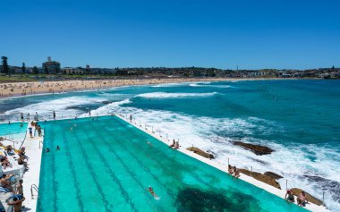 24 Aralık 2018, Bondi Sydney Australia: yüzme havuzu Bondi beach panorama Sydney Avustralya'da bir güneşli yaz gününde insanlarla önünde