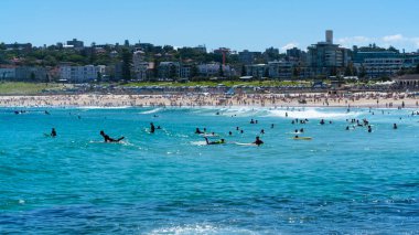 Sörfçü dalgaları Bondi beach su Sydney Nsw Avustralya alıyor