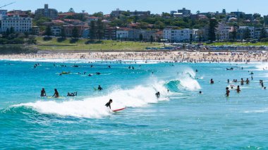 Sörfçü dalgaları Bondi beach su Sydney Nsw Avustralya alıyor