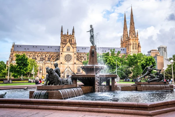 Fuente Hyde Park Con Catedral Santa María Fondo Sydney Nsw —  Fotos de Stock