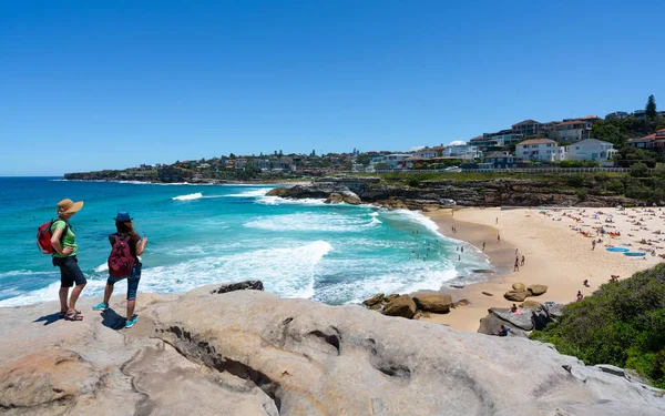Tanınmayan insanlar Tamarama Beach Bondi sırasında Coogee sahil yürüyüş Sydney Nsw Avustralya Tamarama noktadan manzarayı
