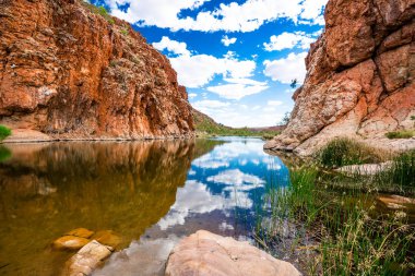 Glen Helen gorge Batı Macdonnell Milli Parkı'nda Nt Merkez taşra Avustralya manzara Panoraması