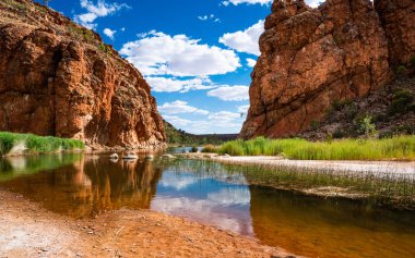 Glen Helen gorge Batı Macdonnell Milli Parkı'nda Nt Merkez taşra Avustralya manzara Panoraması