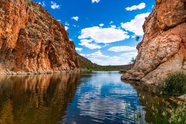 Glen Helen gorge Batı Macdonnell Milli Parkı'nda Nt Merkez taşra Avustralya manzara Panoraması