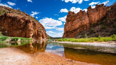 Glen Helen gorge Batı Macdonnell Milli Parkı'nda Nt Merkez taşra Avustralya manzara Panoraması