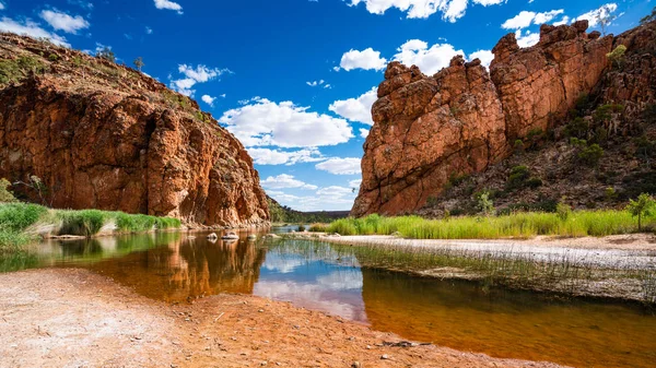 Glen Helen gorge Batı Macdonnell Milli Parkı'nda Nt Merkez taşra Avustralya manzara Panoraması
