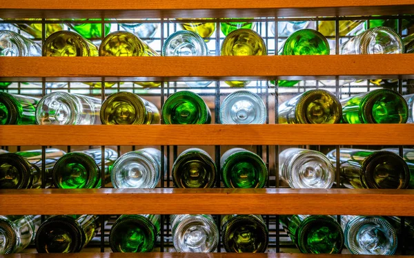 Varias Filas Botellas Vidrio Vacías Fondos Vinos Con Luz Solar —  Fotos de Stock