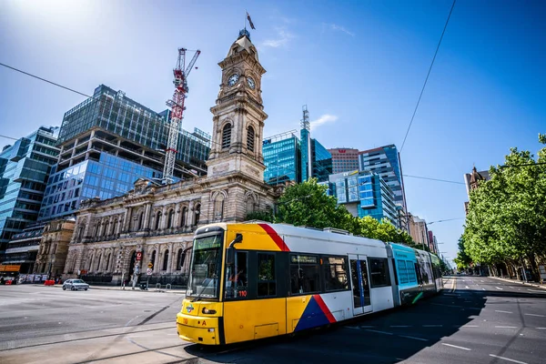 30 Aralık 2018, Adelaide Avustralya: Adelaide tramvay Adelaide Sa Avustralya arka planda Bina bir sömürge Glenelg ile genel Postane olacak