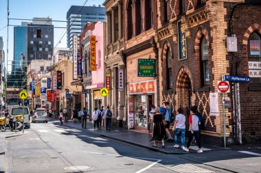 3 Ocak 2019, Melbourne Avustralya: Melbourne Avustralya mağazaları ile Chinatown Little Bourke Street yürüyüş insanlar