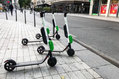 Lyon Fransa, 28 Ekim 2018: Lyon sokakta şirketin kireç kireç-S elektrikli scooter Fransa