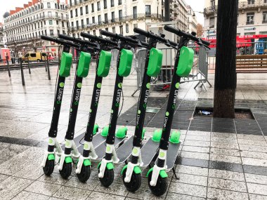 Lyon Fransa, 2 Aralık 2018: Lyon sokakta şirketin kireç kireç-S elektrikli scooter Fransa