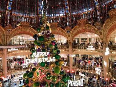 Paris Fransa, 14 Aralık 2018: dev Noel ağacı süsle Galeries Lafayette Paris mağazasının içinde