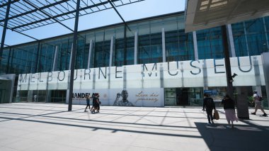 3 Ocak 2019, Melbourne Avustralya: Melbourne Müzesi içinde Melbourne Victoria Avustralya'da giden insanlar ile doğal ve kültürel Tarih Müzesi ana girişi