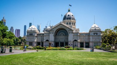 3 Ocak 2019, Melbourne Avustralya: Kraliyet sergi Binası Doğu Yakası ve Carlton Gardens görüntülemek Melbourne Victoria Avustralya insanlarla