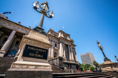 Victoria Parlamento adı yazıldı bir yönetim kurulu ve eski Kraliçe Viktorya dönemine ait sokak lamba yakın çekim Melbourne Victoria Avustralya ile önden görünümü