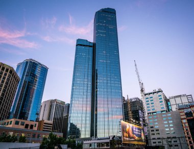 2 Ocak 2019, Melbourne Avustralya: gece karanlığında bir office gökdelen Melbourne Avustralya bina ve Rialto kulenin görünümü
