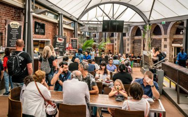 3 Ocak 2019, Melbourne Victoria Avustralya: çevrenin görünümü gıda mahkeme Kraliçe Victoria piyasada Melbourne Avustralya insanlarla dolu