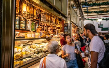 3 Ocak 2019, Melbourne Victoria Avustralya: Melbourne Avustralya Kraliçe Victoria Market reyonunda içinde peynir dükkanı önünde kahve içme insanlar