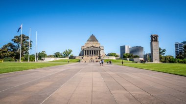 2 Ocak 2019, Melbourne Avustralya: insanlar ve turistler Melbourne Victoria Avustralya ile anma tapınak görünümünü